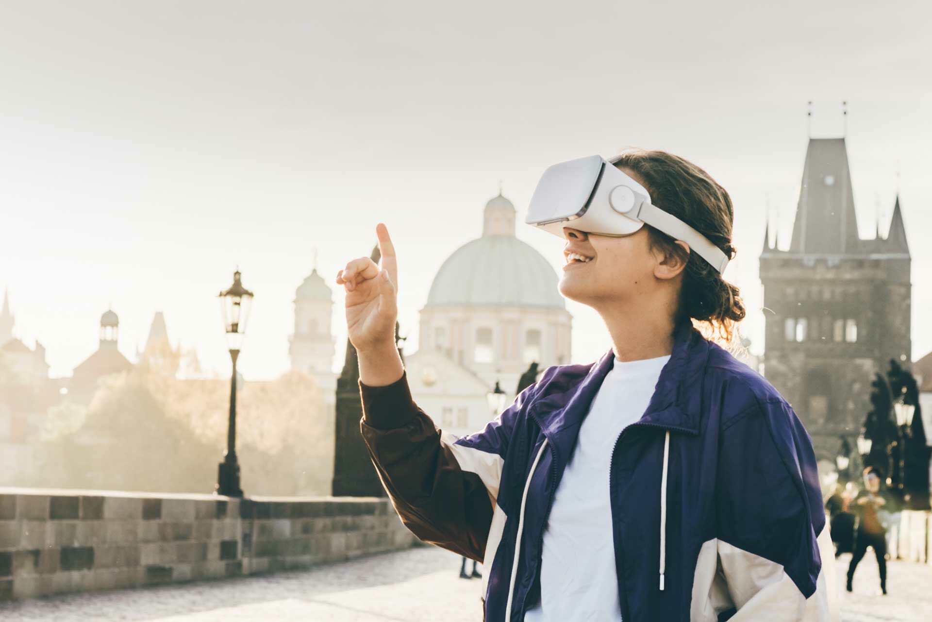 Frau trägt VR-Headset Augmented Virtual Reality in der Geschichte Stadtzentrum.
